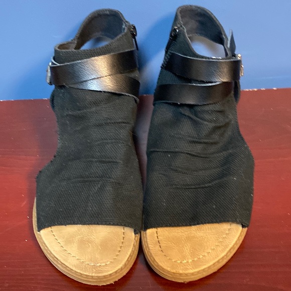 Blowfish Shoes - BLOWFISH MALIBU WO SIZE 11 BLACK SANDAL ZIPPER AND BUCKLE ACCENT LIKE NEW CLEAN